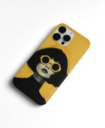 Coque iPhone design moderne - Portrait féminin tendance avec fond jaune – Image 2