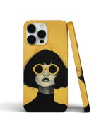 Coque iPhone design moderne - Portrait féminin tendance avec fond jaune